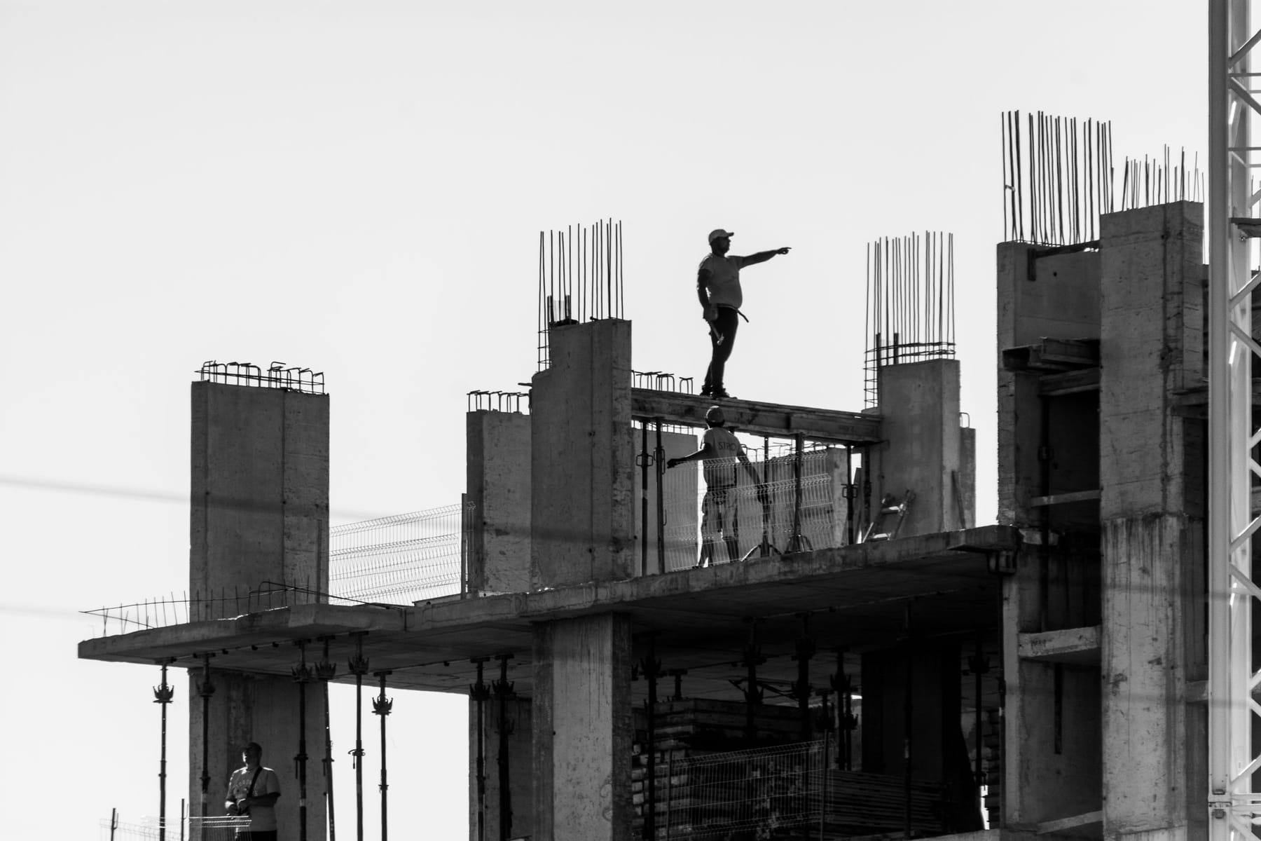 Trabajadores en obra con carretilla