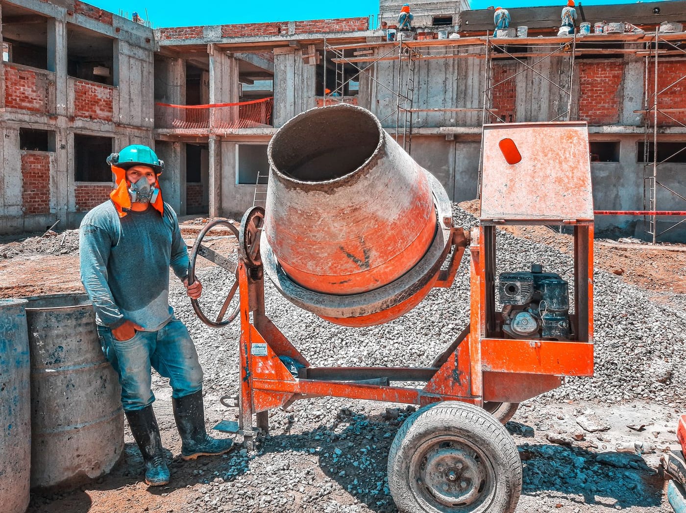 Obra de ladrillo con andamios